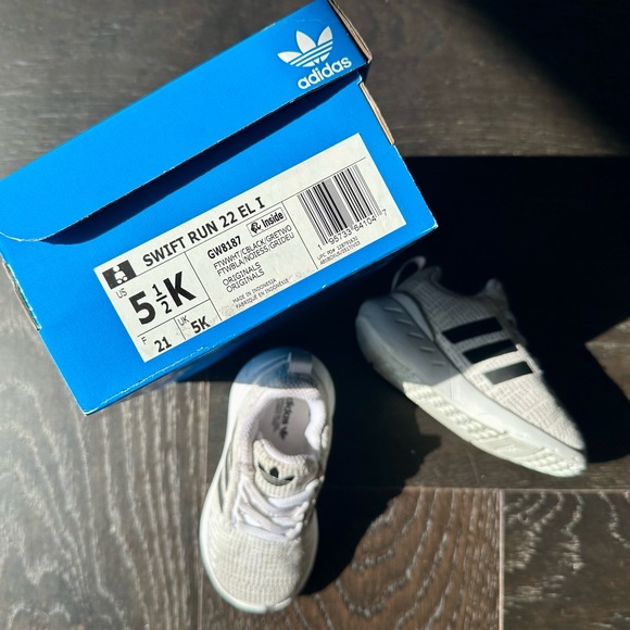 Adidas Swift Run size 5.5 - Picture 3 of 13